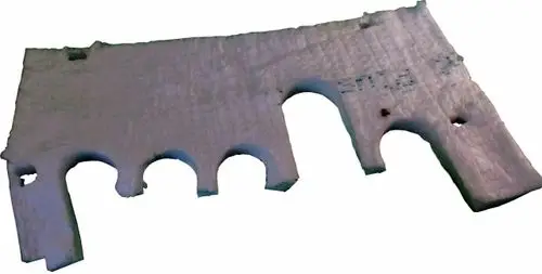 Wärmedämmplatte aus einem hellen Material mit mehreren Aussparungen, möglicherweise für eine Brenneranwendung. Eignet sich zur Isolierung bei Wolf-Geräten.